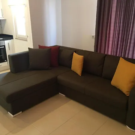 Crown - - Studio Flat דירה *